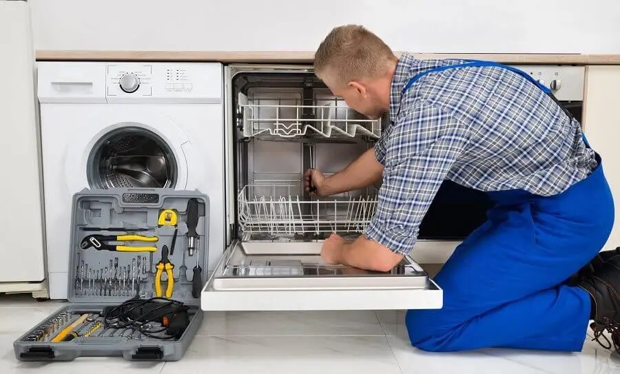 Bahçelievler Whirlpool servisi teknisyen ekibi beyaz eşya tamiri yaparken